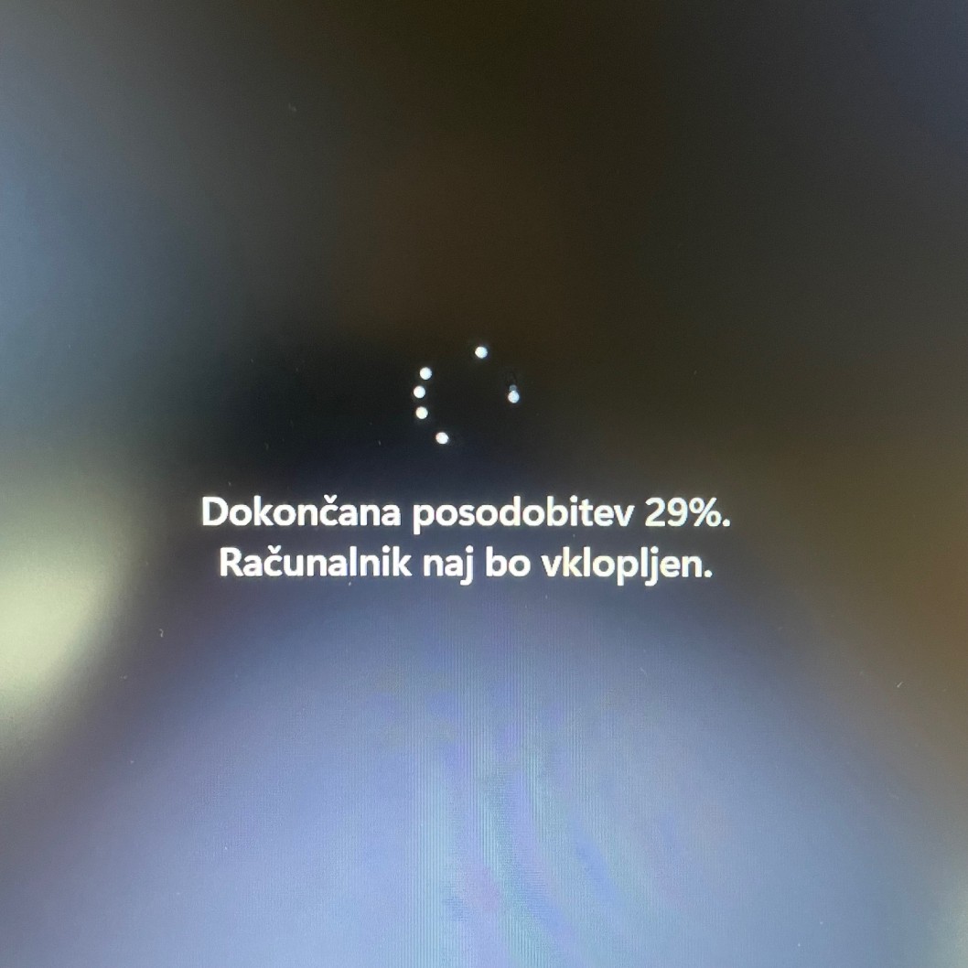 Slika računalnika med posodobitvijo